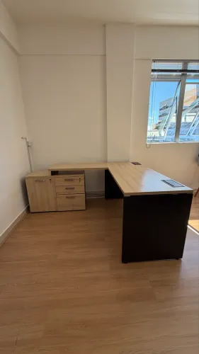 Mesa e armário de escritório 