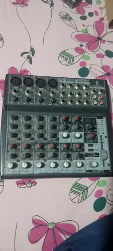 Mesa de Som Behringer 1202 FX
