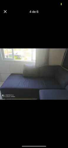 Vende sofá na cor cinza de canto sem tapete