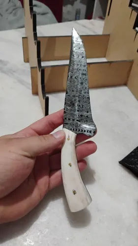 Faca em  aço damasco padrão W cabo em galha de cervo Axis original 