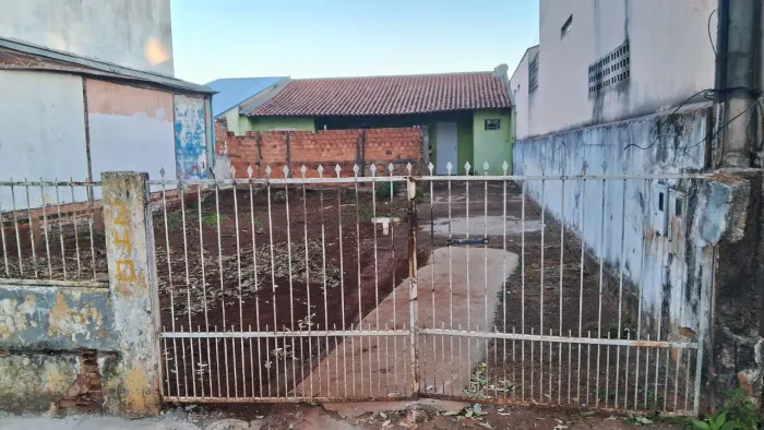 Vende-se terreno com dependência