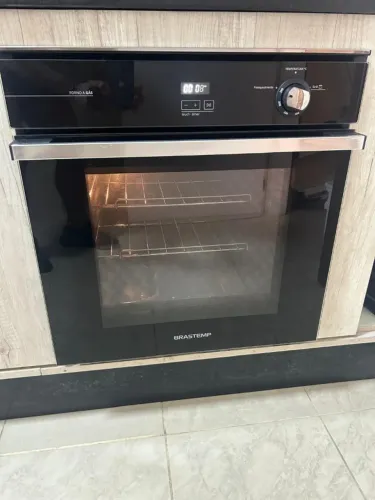 Forno de embutir a gás Brastemp 84 L com grill e timer digital