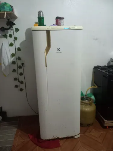 GELADEIRA 250,00