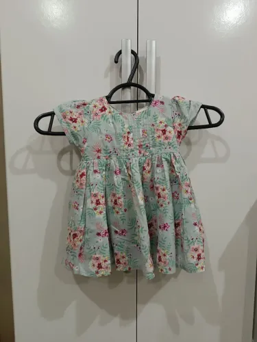 Vestido infantil floral com saia rodada