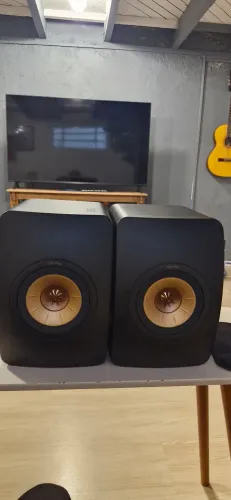 Par de Caixas Bookshelf KEF LS50 meta