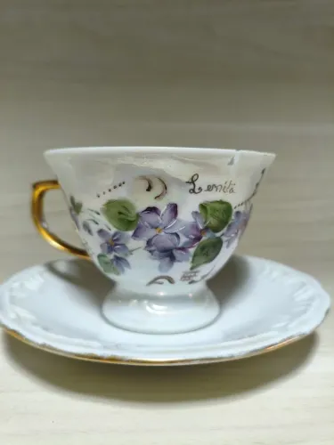 Xícara e Pires jogo antigo em porcelana pintada a mão única.