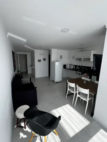 Lindo apartamento com dois quartos localizado entre canasvieiras e canajurê