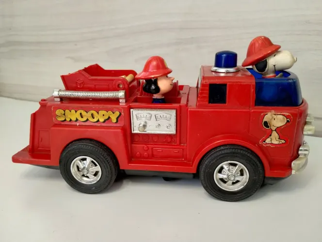Caminhão de Bombeiros Charlie Brown - Snoopy
