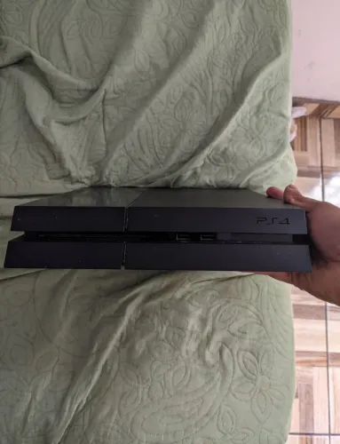 PlayStation 4 fat com um controle