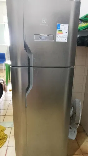 Vendo geladeira 8 meses nova .Nenhum problema valor 2500 buscar no Uruguai 