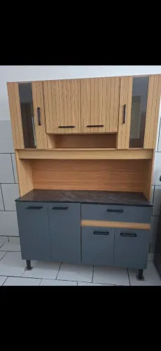 Armário de cozinha com balcão, 8 portas, gaveta, com vidro e nicho organizador.
