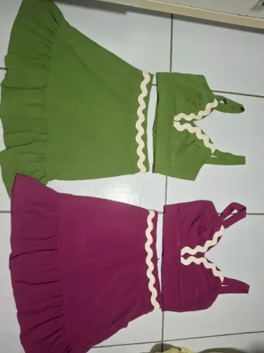 Conjunto de saia. Vermelho é G, mas veste M por 30,00. Os conjuntos verde e vinho 35,00.