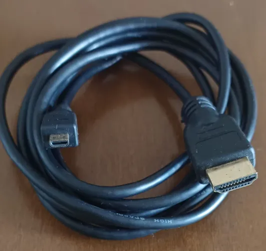 cabo Micro HDMI para HDMI (ou vice-versa).
