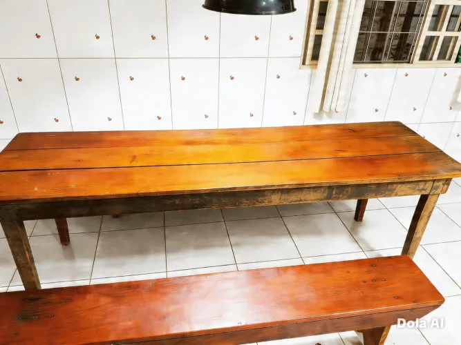 Vendo mesa de madeira maciça de 2 e meio metros de comprimento