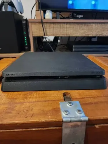 Ps4 usado com 1 controle , 7 jogos físicos e uma conta
