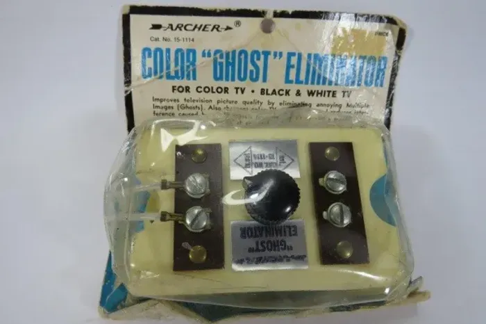 ANTIGO EQUIPAMENTO para TV denominado GHOST ELIMINATOR, fabricado nos Estados Unidos,