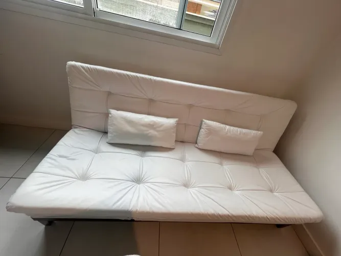 Sofá cama couro sintético. 3 lugares e perfeito estado.