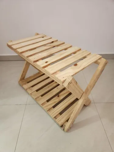 Banqueta de madeira.