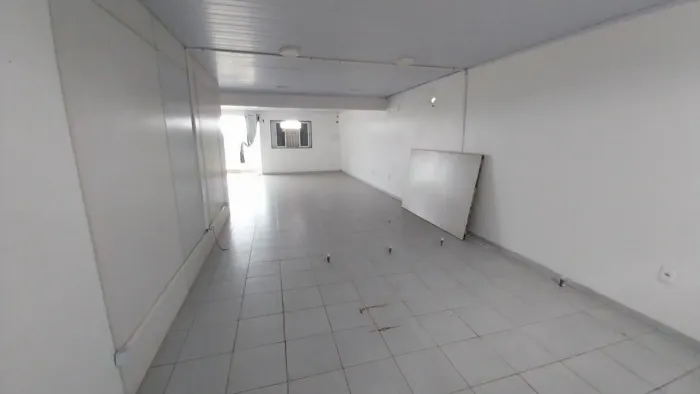 Aluga-se área comercial
