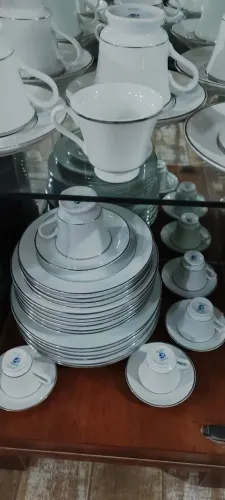 Conjunto de jantar/ café em porcelana da Germer.