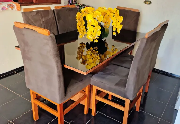Mesa tampo de vidro com 6 cadeiras de madeira