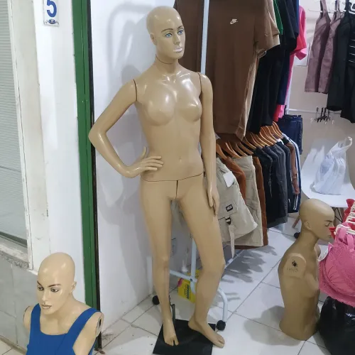 Manequim feminino com cabeça