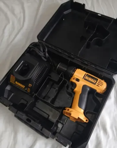 Parafusadeira dewalt legítima, sem bateria. 