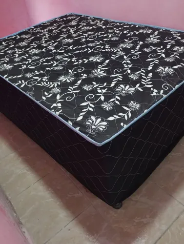 Vende-se cama box de casal com colchão acoplado nela com 10 cm de altura de espuma 