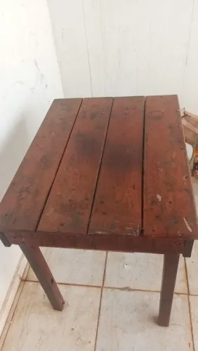 Mesa de madeira maciça antiga usada