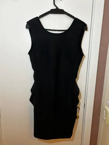 Vestido Preto Curto Com Decote Nas Costas