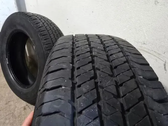 Vendo par de pneus Bridgestone 215/65 R16, usados em Renault Duster, em excelente estado.