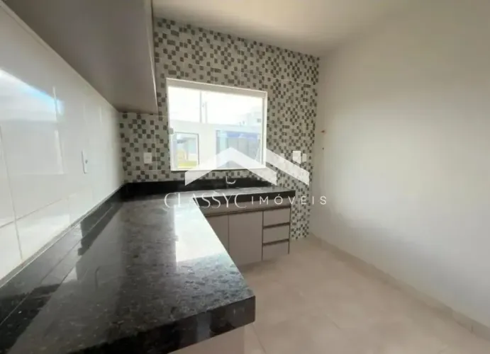 Sobrado com 2 suítes e cozinha planejada no Novo Mundo, Uberlândia/MG.