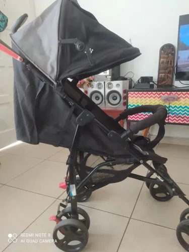 Carrinho de bebê preto Infanti.