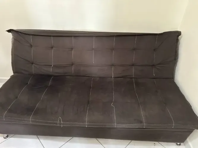 Sofá-cama 2 metros em suede marrom com 3 almofadas