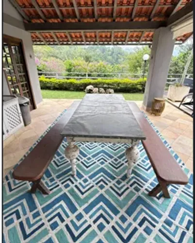 Mesa artesanal em madeira com tampo de alumínio