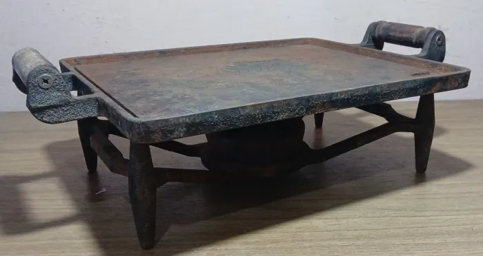 Rechaud de Ferro Fundido Venâncio 300x250 - Contém marcas de uso
