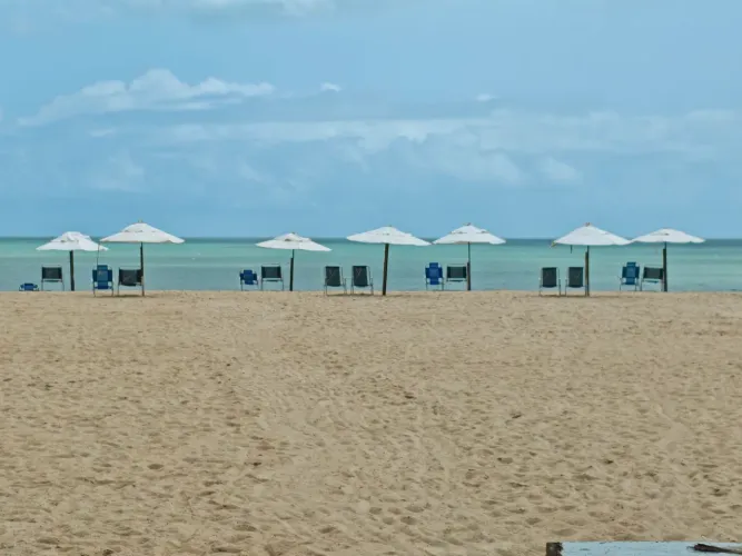 Precisa-se de ajudante pra trabalha na praia leia a descrição
