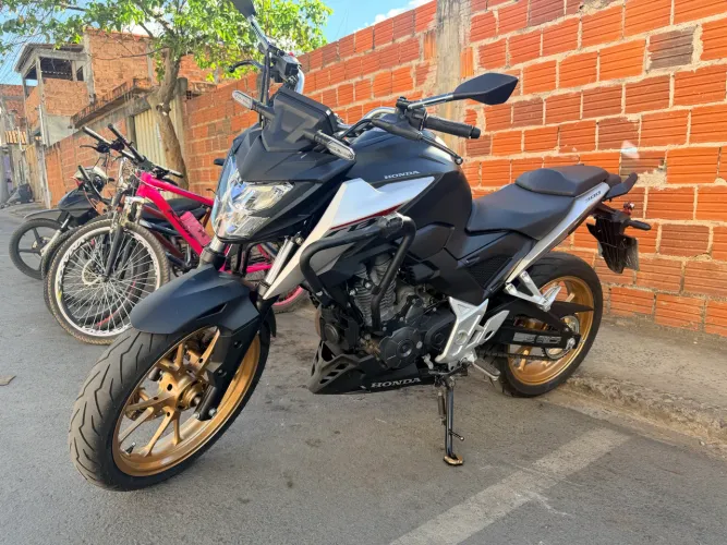 Cb Twitter 300f