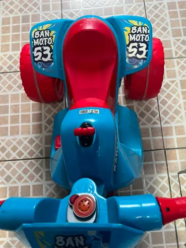 Moto elétrica infantil em perfeito estado com bateria 100% e carregador. Pouco usada.
