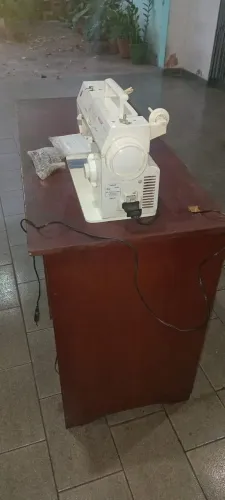 Maquina de costura marca Singer facilita com gabinete