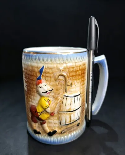 Antiga Caneca de chopp em relevo.