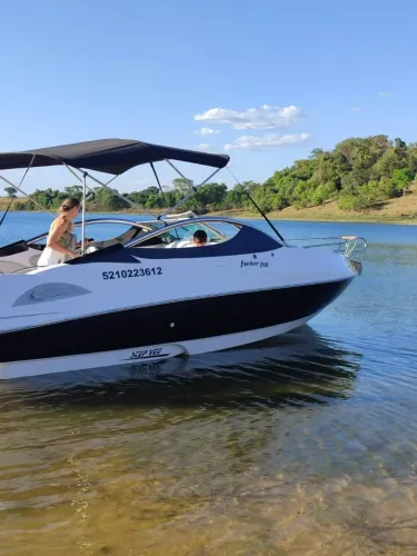 Lancha Focker 240 (24 pés) - Motorização evinrude 250 ETEC - carreta rodoviária