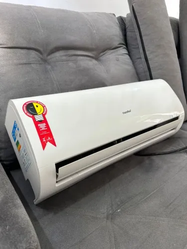 Ar condicionado 9 mil BTU 220V usado em ótimo estado. 