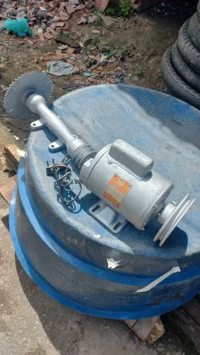 Motor de indução monofásico com lâmina de corte acoplada