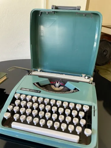 Máquina de Escrever Olivetti Lettera 82