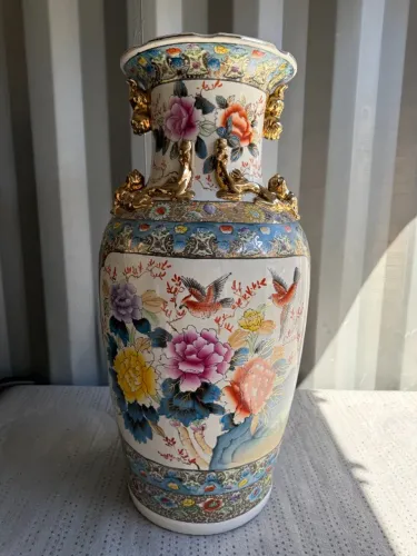 Vaso decorativo de porcelana chinesa pintado a mão com alças douradas