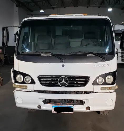 Mercedes Acelo 915 trucado com plataforma 