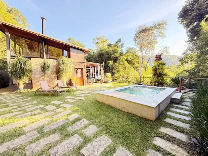 Casa à venda dentro de condomínio em Pedro do Rio