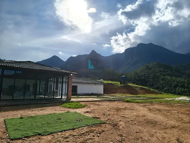 SÍTIO COM BELA CASA ENVIDRAÇADA EM CRUZEIRO-SP