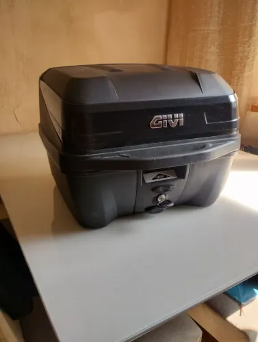 Givi Traffic T33nbr Monolock<br>Com o suporte parafusos <br>Tudo certinho <br><br>